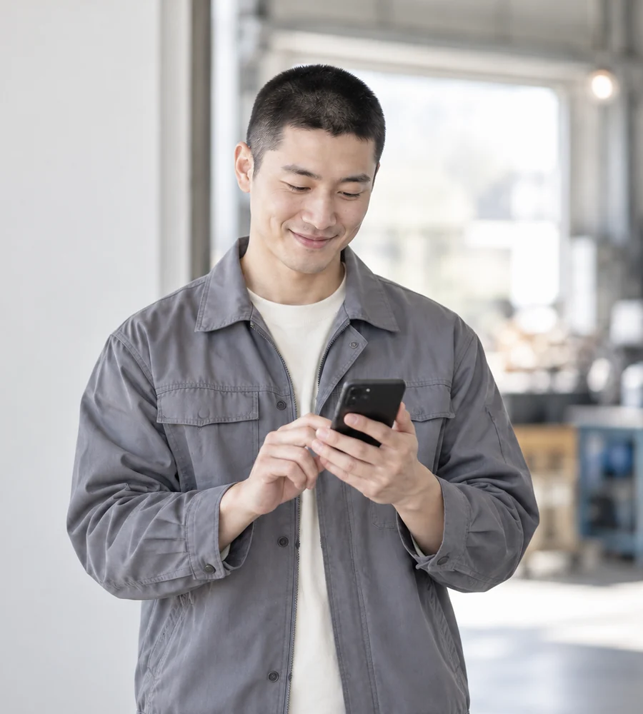 광안리 개인돈 대출 상담을 휴대전화로 안내받는 고객